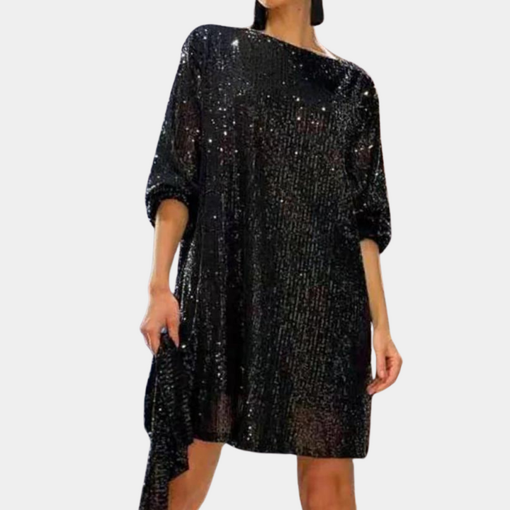 Zwarte paillettenjurk met driekwart mouwen, asymmetrische halslijn en glinsterende afwerking. Perfect voor feestelijke gelegenheden.