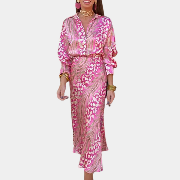 Roze zijden jurk met luipaardprint, lange mouwen en V-hals. Elegante damesmode, perfect voor lente- en zomerseizoenen. Trendy en stijlvol ontwerp.