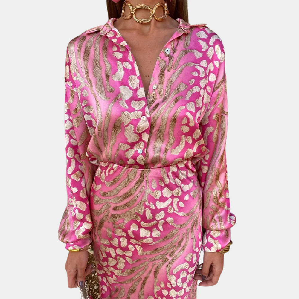 Roze en gouden satijnen blouse en rok met dierenprint, gedragen door model. Modieuze dameskleding, elegante stijl, trendy outfit.