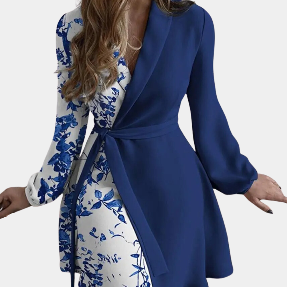 Blauwe damesjurk met lange mouwen, asymmetrisch ontwerp en bloemenprint. Elegante en modieuze kleding voor speciale gelegenheden.
