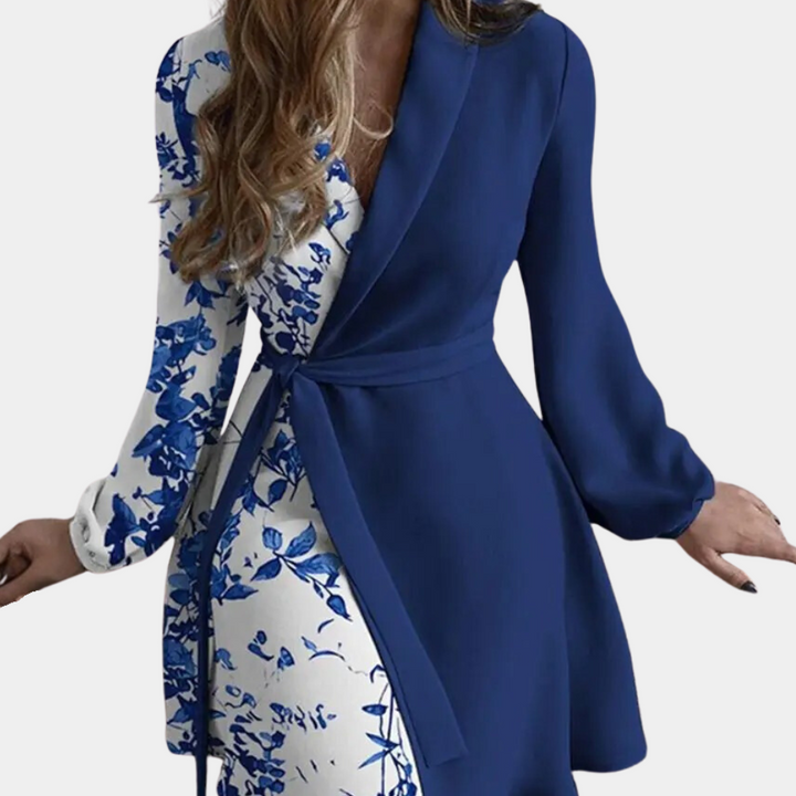 Blauwe damesjurk met lange mouwen, asymmetrisch ontwerp en bloemenprint. Elegante en modieuze kleding voor speciale gelegenheden.