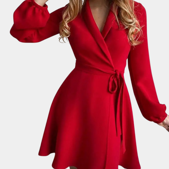 Rode wikkeljurk met lange mouwen en strikceintuur, elegante damesmode, perfect voor feestelijke gelegenheden en avondkleding.