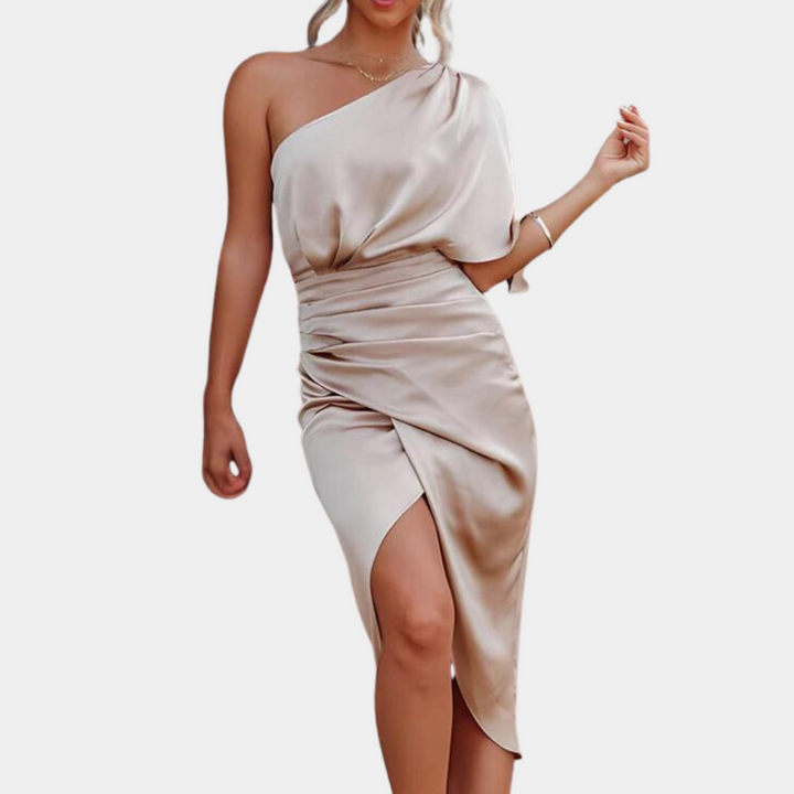 Elegante asymmetrische zijden jurk in abrikooskleur, met één schouder en geplooide taille. Perfect voor avondkleding en speciale gelegenheden.