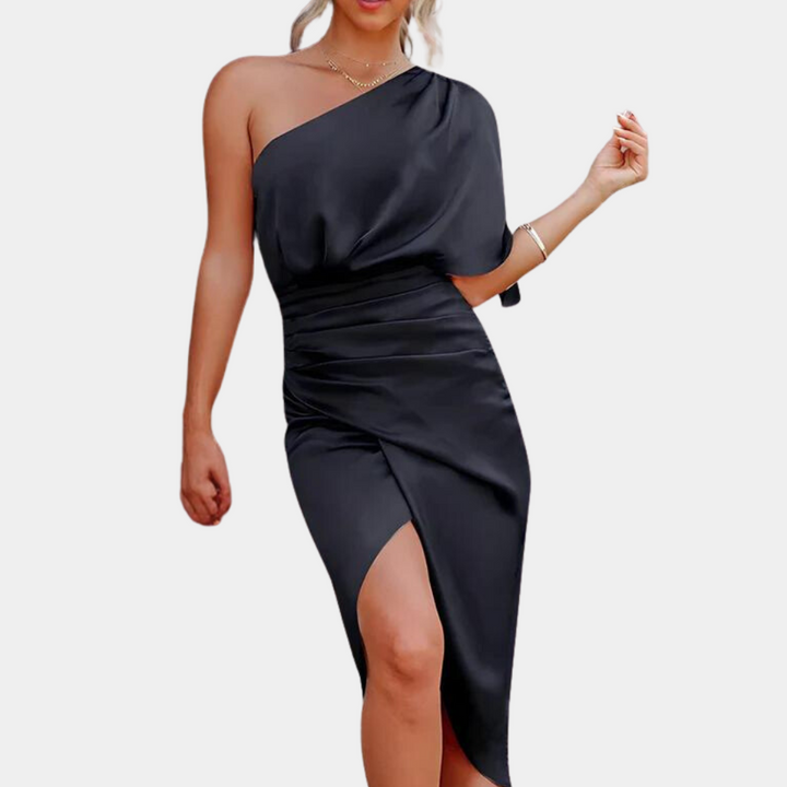 Elegante zwarte asymmetrische jurk, één schouder, satijnen stof, knielengte, geschikt voor avondkleding en speciale gelegenheden.