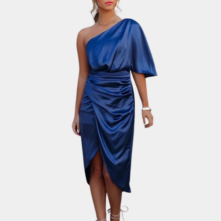 Blauwe asymmetrische satijnen jurk, één schouder, elegante avondjurk, ruches, damesmode, stijlvolle cocktailjurk, trendy kleding.
