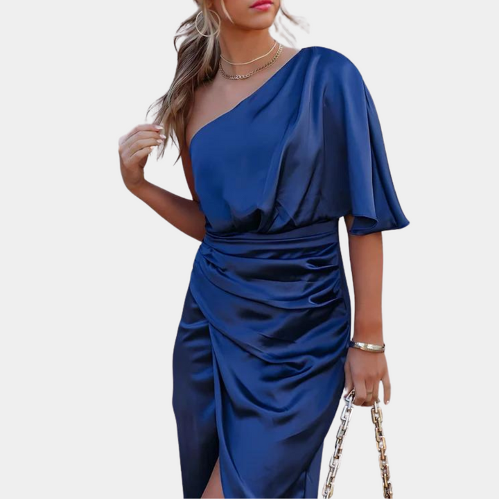 Blauwe satijnen asymmetrische jurk met één schouder, elegante plooien en split. Perfect voor avondkleding en speciale gelegenheden.