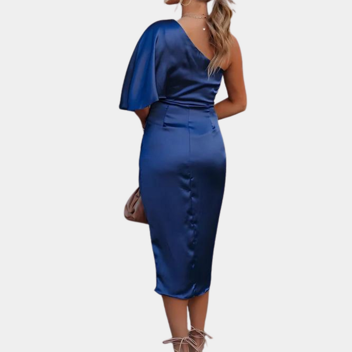 Blauwe satijnen asymmetrische jurk, één schouder, elegante avondjurk, damesmode, stijlvolle cocktailjurk, rugaanzicht, trendy kleding.