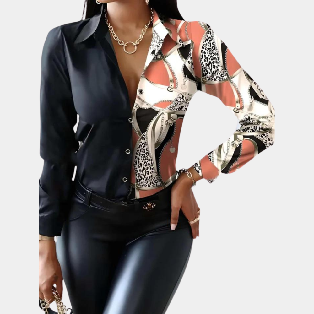Vrouw in stijlvolle blouse met zwart en oranje print, gecombineerd met zwarte leren broek. Modieuze dameskleding, trendy outfit.