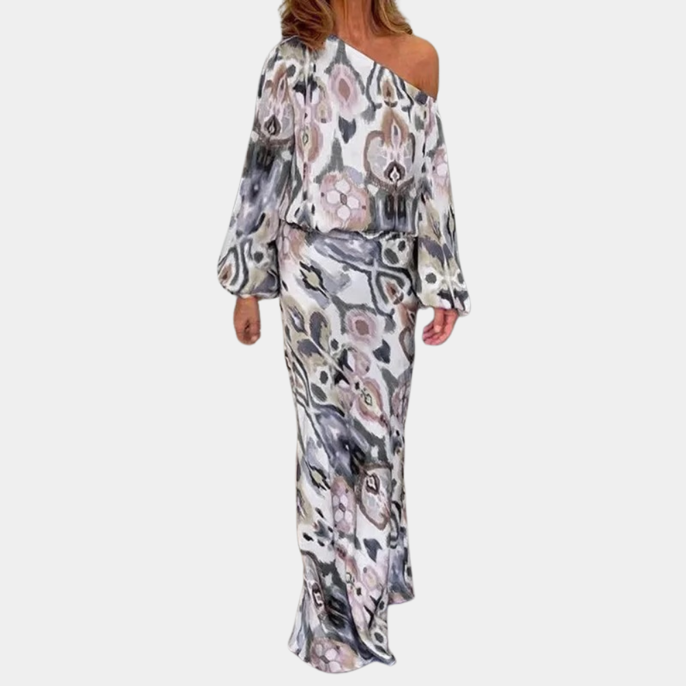 Vrouw in elegante, asymmetrische maxi-jurk met abstract patroon in grijstinten. Modieuze dameskleding, trendy avondjurk, stijlvolle outfit.