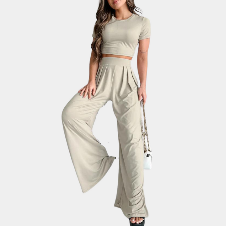 Vrouw in khaki co-ord set met crop top en wijde broek, modieuze dameskleding, casual outfit, trendy zomerstijl, comfortabele pasvorm.