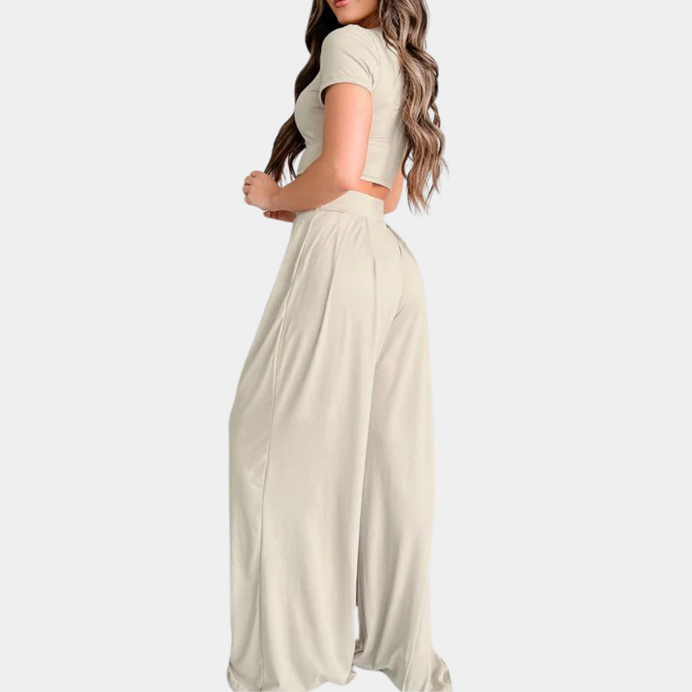 Vrouw in khaki crop top en wijde broek, modieuze dameskleding, casual outfit, trendy zomerlook, comfortabele stijl, beige tinten.