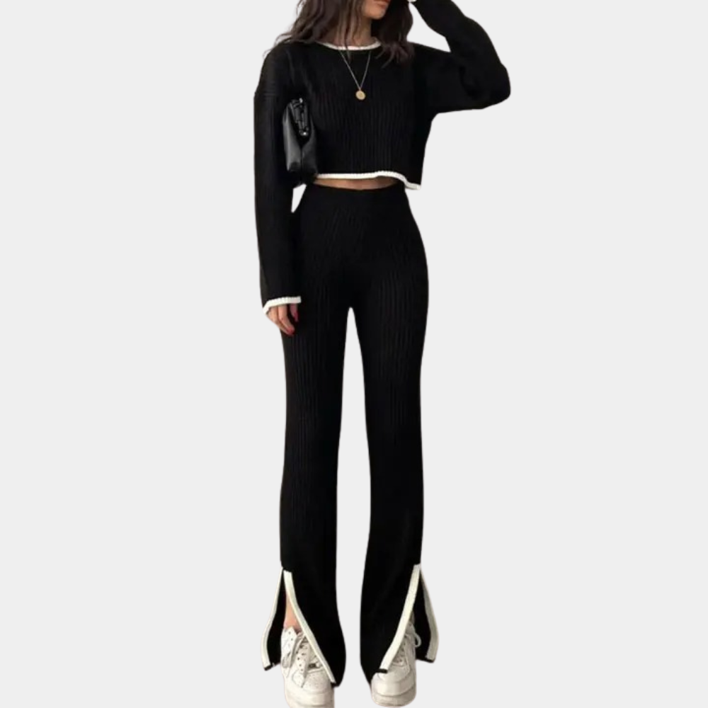 Vrouw in zwarte geribbelde co-ord set met wijde pijpen en witte sneakers, modieuze outfit, casual dameskleding, trendy herfstmode.