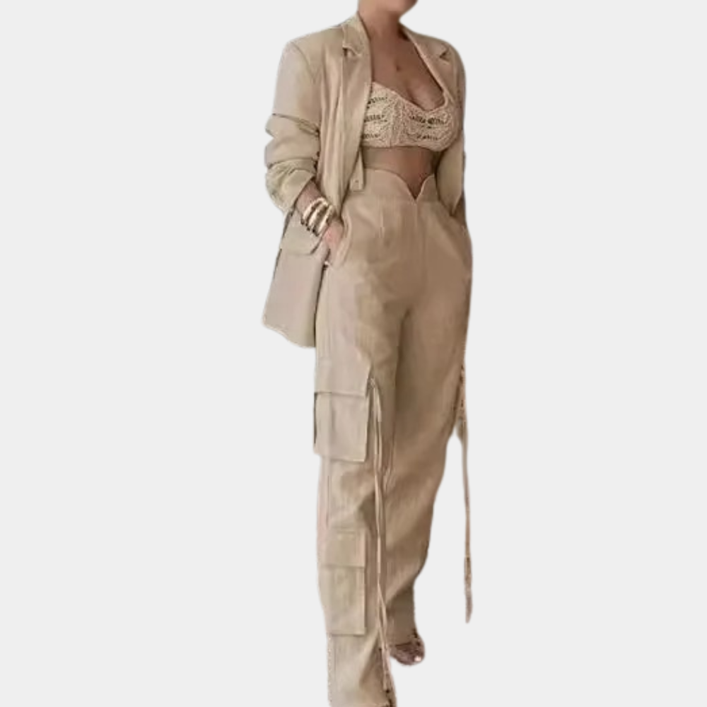 Beige damespak met blazer, crop top en cargobroek. Modieuze outfit voor casual en zakelijke gelegenheden. Trendy dameskleding.