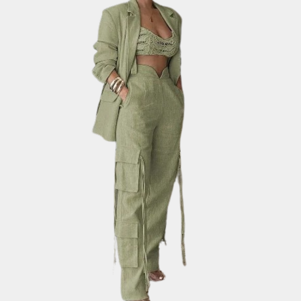 Groene damesbroek met hoge taille en cargozakken, gecombineerd met een bijpassende blazer en crop top. Modieuze dameskleding, trendy outfit.