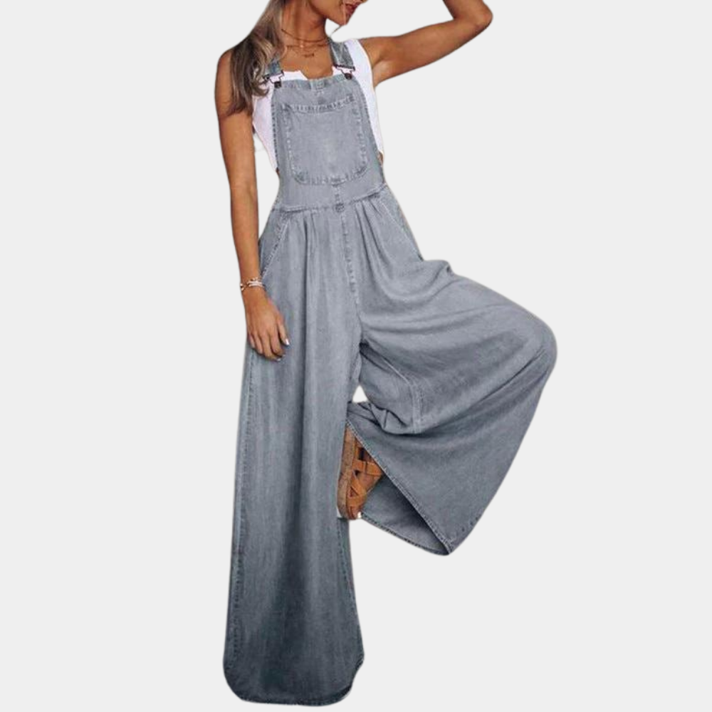 Grijze denim jumpsuit met wijde pijpen, mouwloos ontwerp en verstelbare schouderbanden. Trendy damesmode, casual en comfortabel.