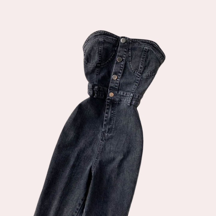 Zwarte strapless denim jumpsuit met knoopsluiting, hoge taille en rechte pijpen. Trendy damesmode, perfect voor casual en avondkleding.