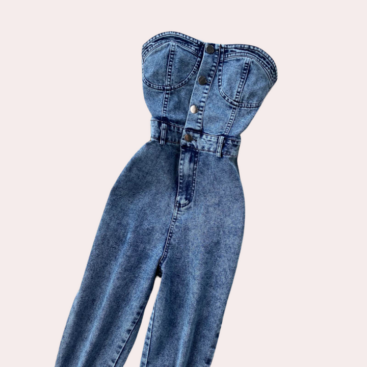 Strapless denim jumpsuit voor dames, blauwe kleur, met knoopsluiting en hoge taille. Trendy mode, casual outfit, comfortabele pasvorm.