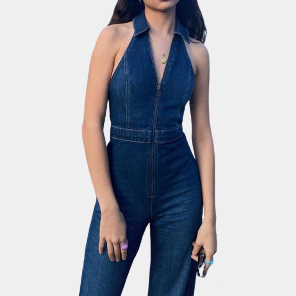 Vrouw in blauwe denim jumpsuit met halternek en ritssluiting, modieuze casual outfit, trendy dameskleding, perfect voor dagelijks gebruik.