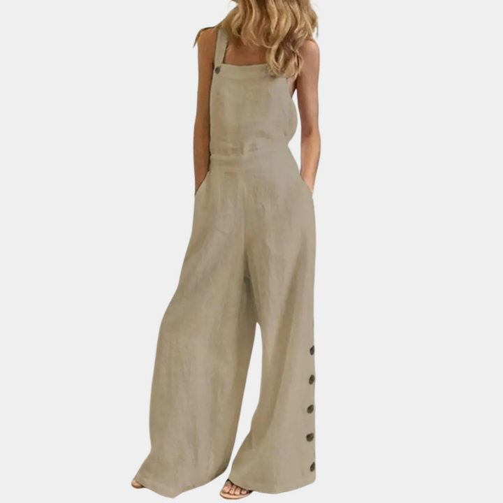 Beige linnen jumpsuit voor dames met wijde pijpen en knoopdetails, ideaal voor casual zomeroutfits. Trendy en comfortabel kledingstuk.