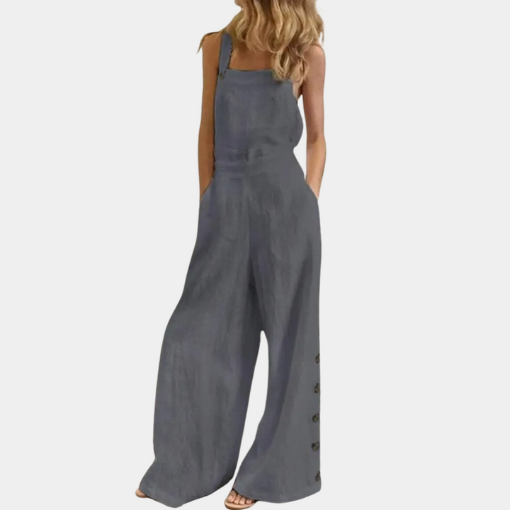 Grijze dames jumpsuit met wijde pijpen en knoopdetails, mouwloos ontwerp, casual en stijlvol, perfect voor zomeroutfits en modetrends.