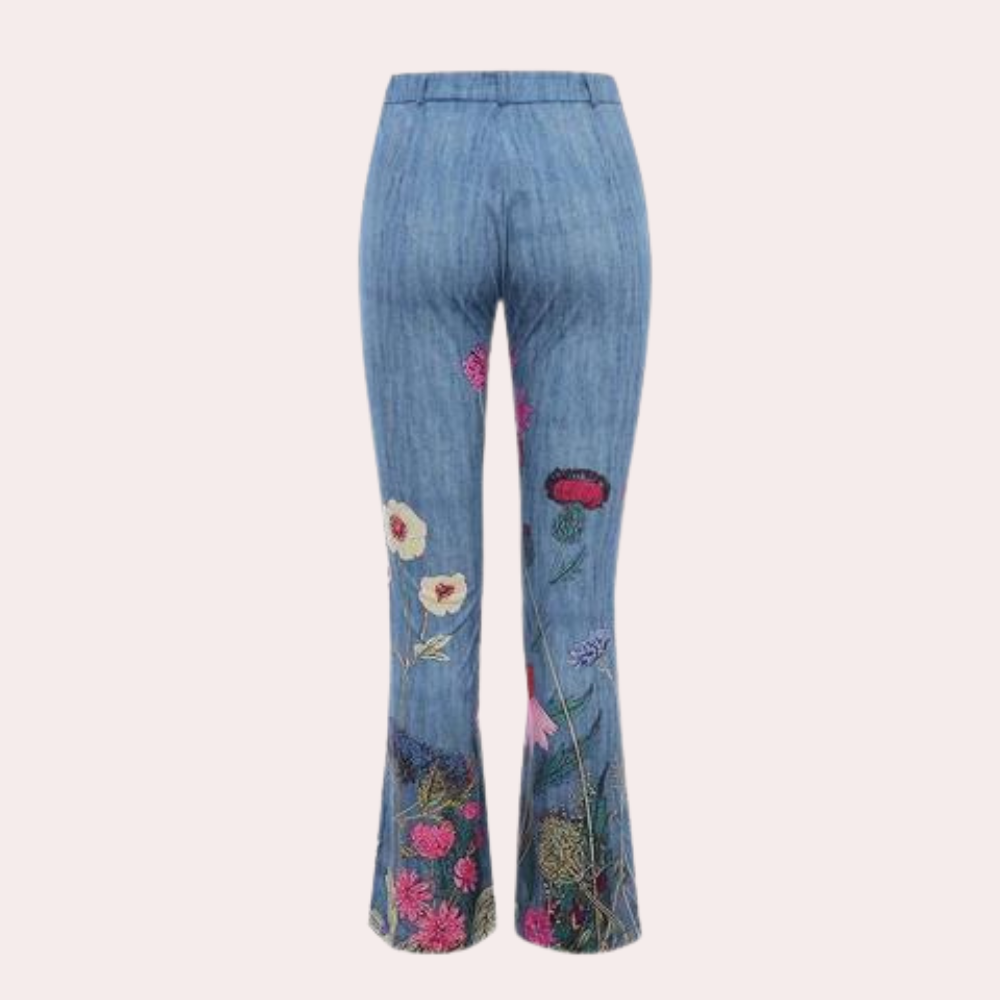 Blauwe damesjeans met kleurrijke bloemenborduursels, wijde pijpen en hoge taille. Trendy broeken, bohemian stijl, modieuze dameskleding.
