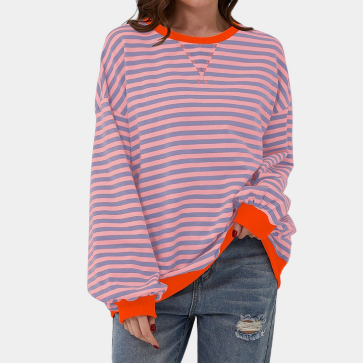 Roze en oranje gestreepte trui, damesmode, casual stijl, lange mouwen, gecombineerd met gescheurde jeans. Perfect voor trendy herfstoutfits.