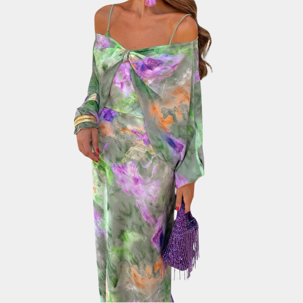 Groene satijnen jurk met paarse en oranje tie-dye print, off-shoulder ontwerp, gedragen door vrouw met paarse tas. Trendy damesmode.
