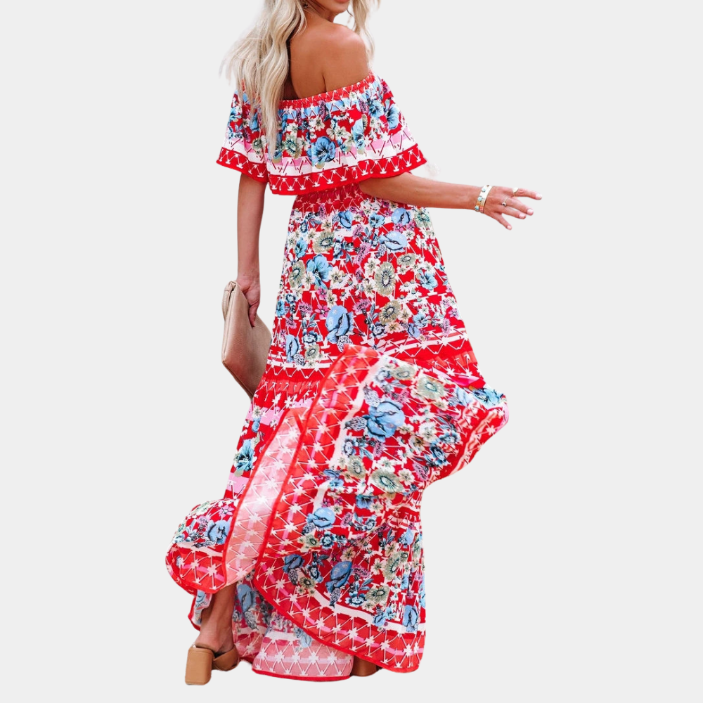Vrouw in rode bloemenjurk met blote schouders, zomermode, elegante maxi-jurk, strandkleding, casual chique stijl, trendy dameskleding.