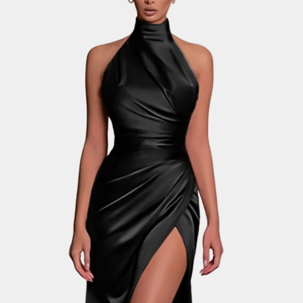 Elegante zwarte satijnen halterjurk met hoge split, perfect voor avondkleding en speciale gelegenheden. Stijlvolle en verfijnde damesmode.
