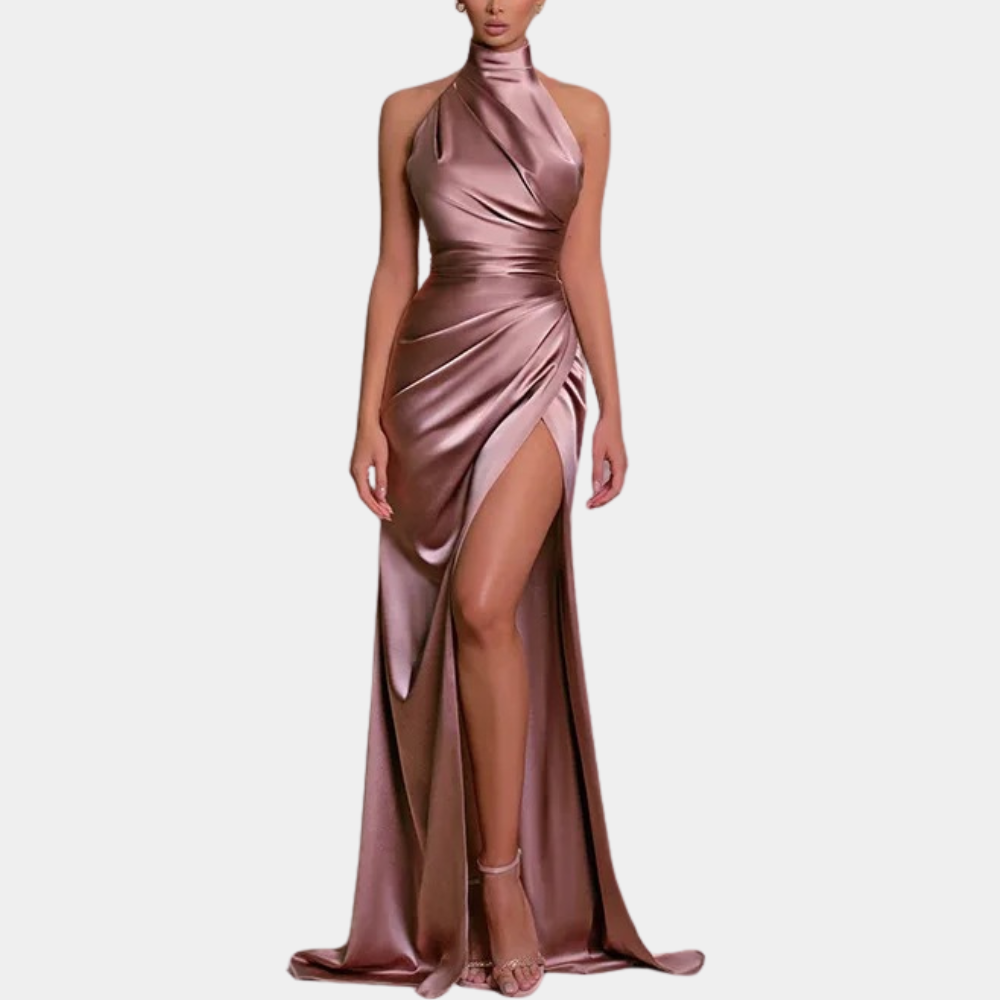 Elegante roze satijnen avondjurk met hoge hals en split, perfect voor galafeesten en bruiloften. Luxe damesmode, stijlvolle avondkleding.