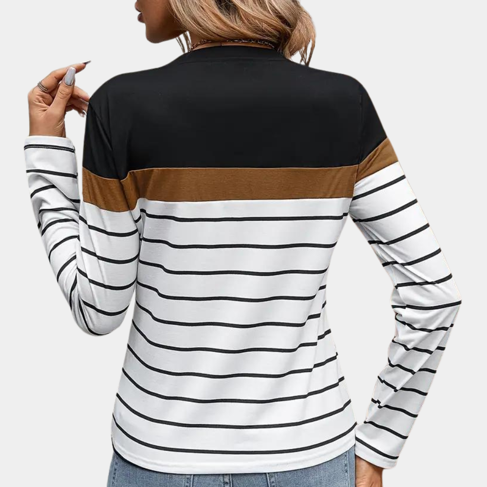 Dames gestreepte trui, zwart-wit met bruine accentstreep, lange mouwen, casual mode, achterkant, trendy kleding, herfst-winter stijl.