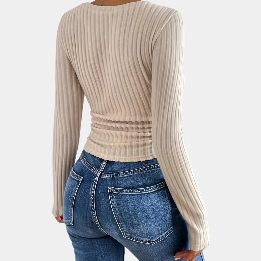 Beige geribbelde trui met lange mouwen, gedragen met blauwe jeans. Modieuze dameskleding, casual stijl, comfortabele pasvorm.