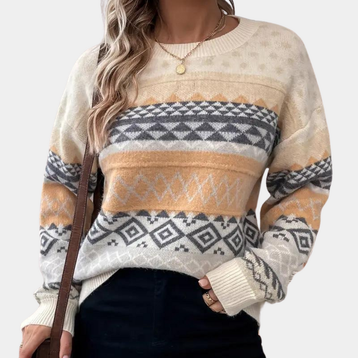 Vrouw draagt beige trui met geometrisch patroon, Scandinavisch design, wintermode, casual stijl, perfect voor koude dagen, trendy dameskleding.