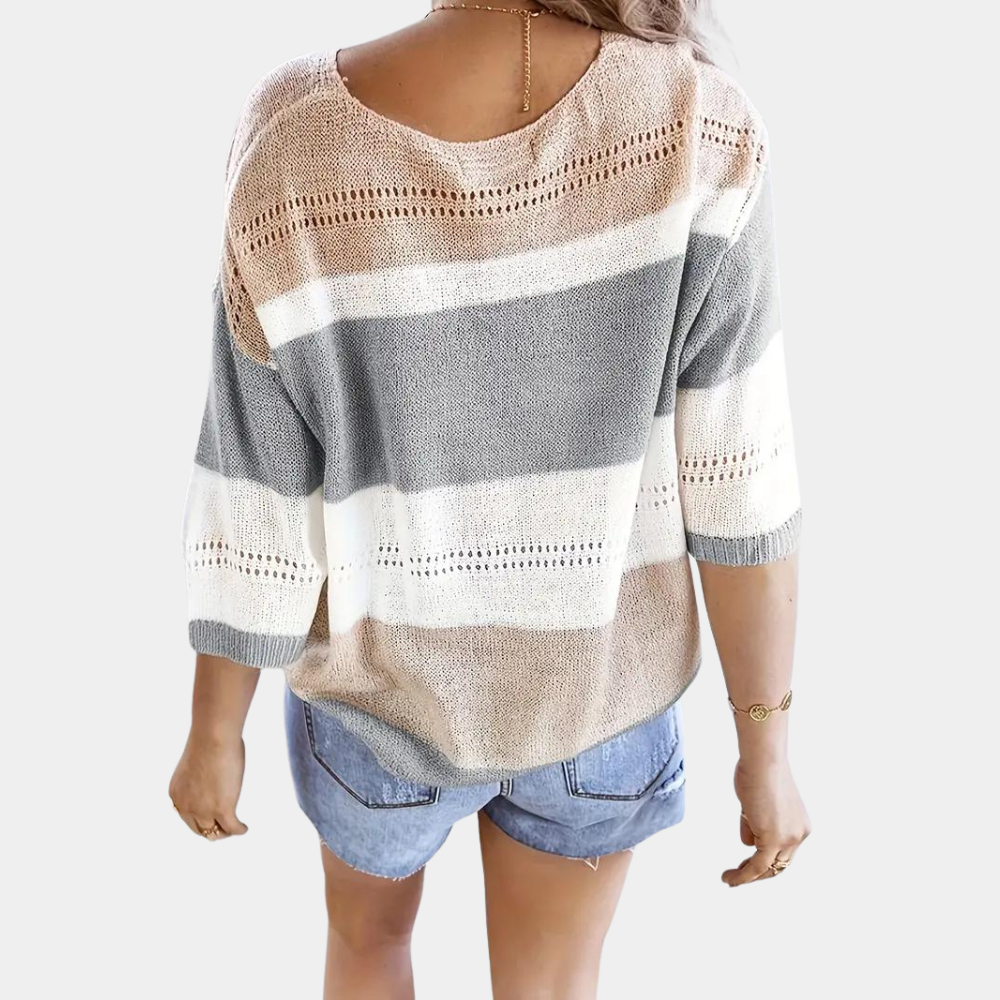 Grijze gestreepte trui met driekwart mouwen, gedragen door een vrouw in denim shorts. Modieuze dameskleding, casual stijl, comfortabele pasvorm.