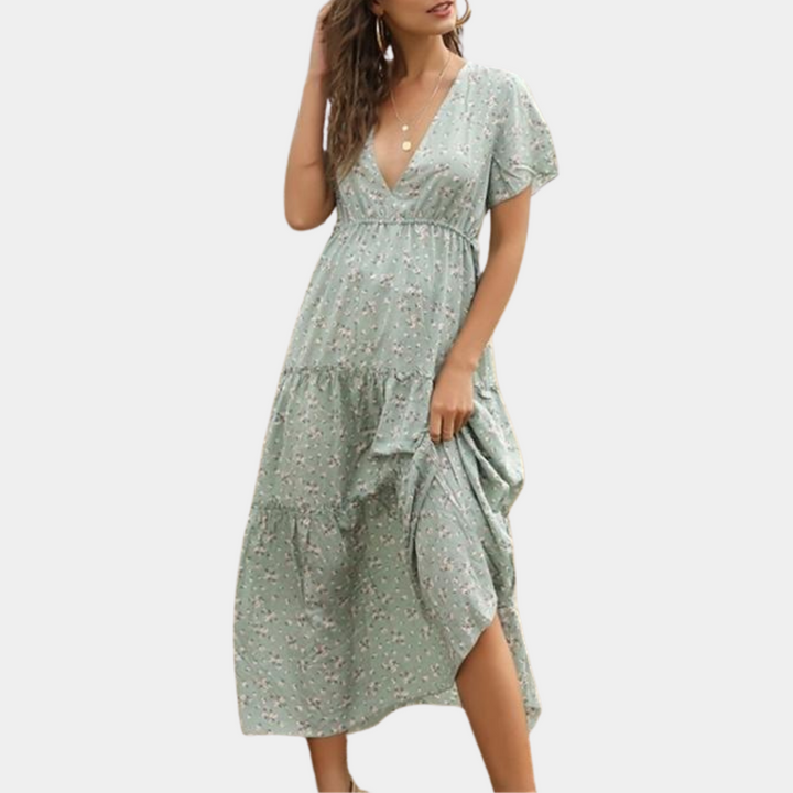 Lichtgroene maxi-jurk met bloemenprint, korte mouwen en V-hals. Perfect voor zomerse dagen. Trendy damesmode, casual en elegant.