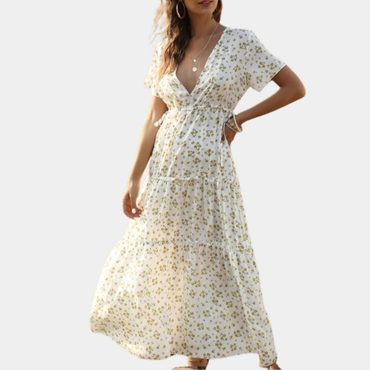 Vrouw in witte zomerjurk met bloemenprint, korte mouwen en V-hals. Perfect voor casual en elegante zomermode. Trendy dameskleding.