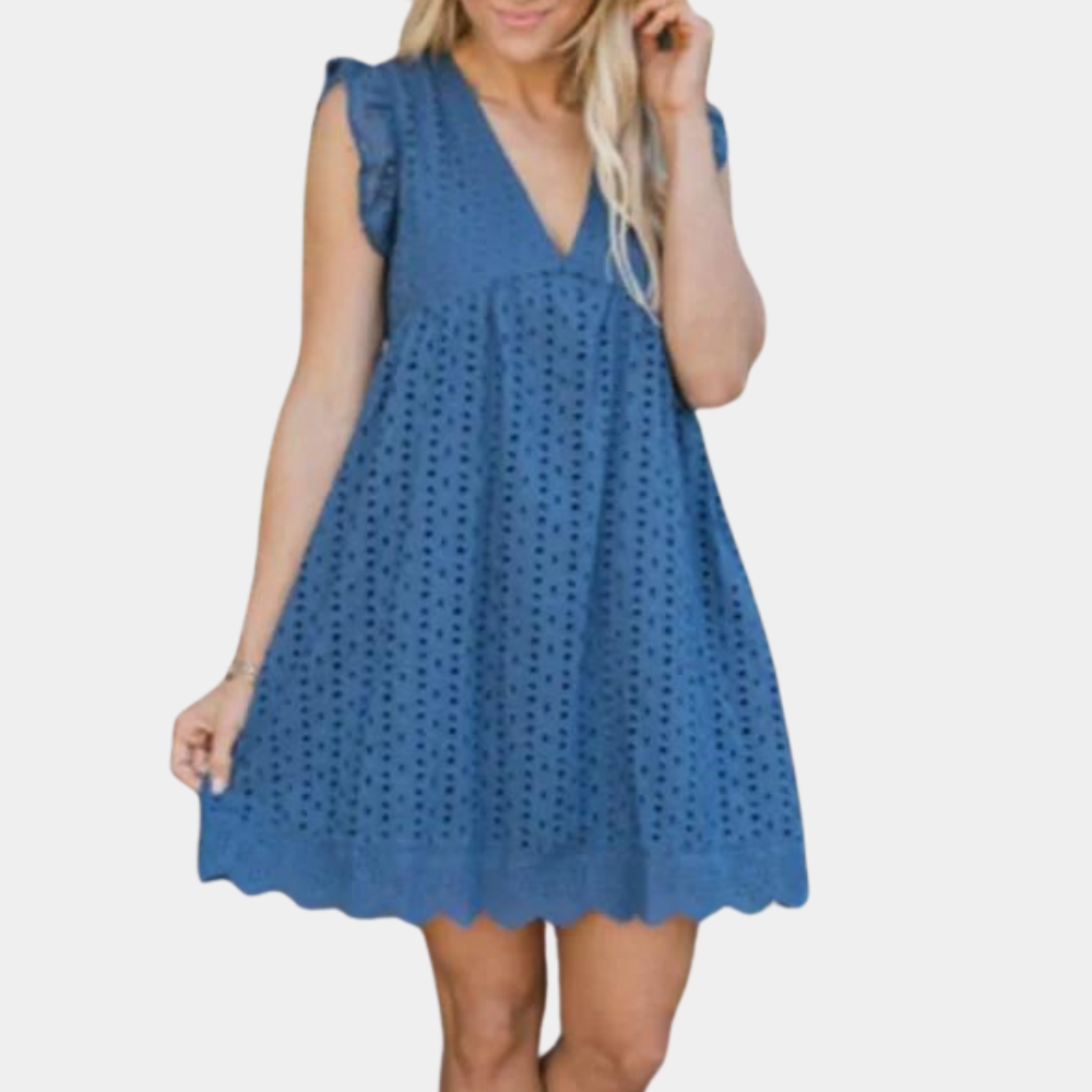 Blauwe zomerjurk met V-hals en ruches, mouwloos en geperforeerd kantpatroon. Perfect voor casual en elegante zomerse looks.