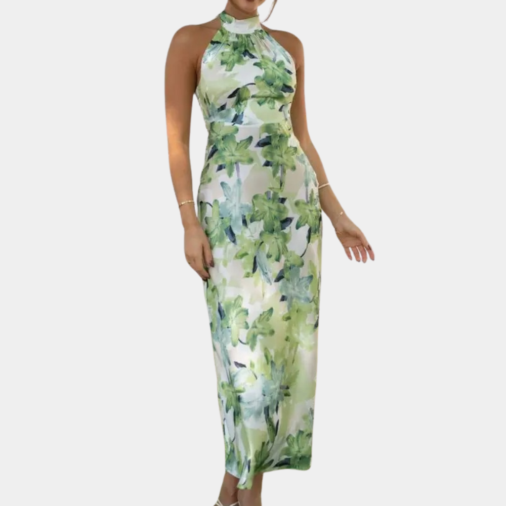 Vrouw in groene bloemenjurk met halternek, zomermode, elegante maxi-jurk, casual chique stijl, perfect voor lente en zomer.