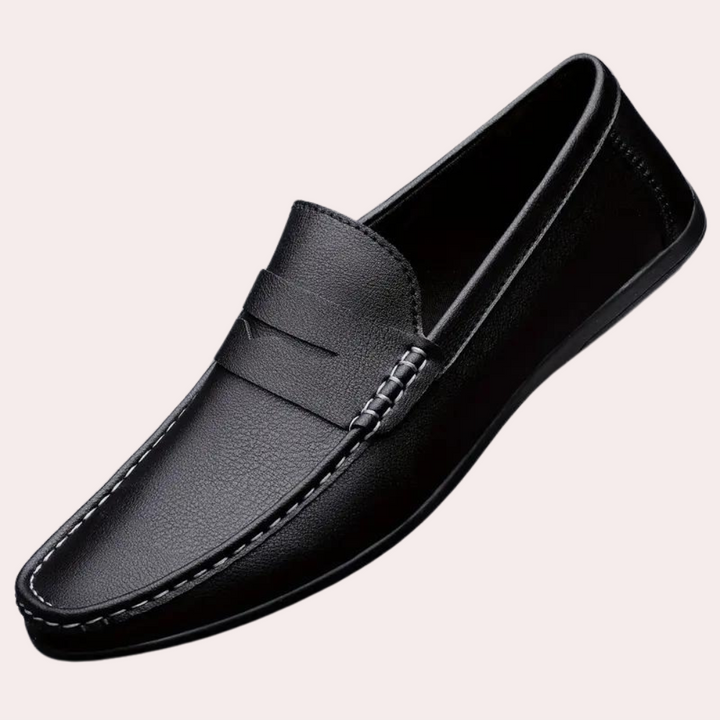Zwarte leren loafer voor heren met stiksels, stijlvolle instapper, casual en formele schoen, comfortabele pasvorm, ideaal voor dagelijks gebruik.