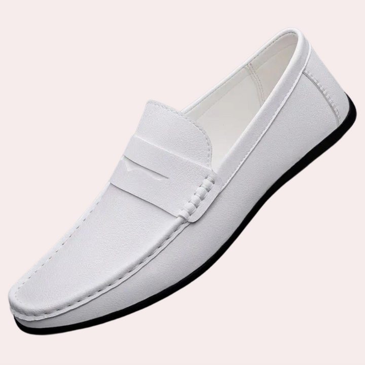 Witte leren loafer voor heren met zwarte zool, stijlvol en comfortabel. Perfect voor casual en formele gelegenheden. Hoogwaardige herenschoen.