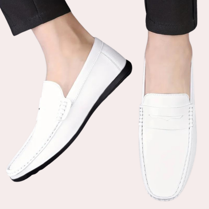 Witte leren loafers voor heren met zwarte zool, stijlvolle instappers, geschikt voor casual en formele gelegenheden, comfortabele pasvorm.