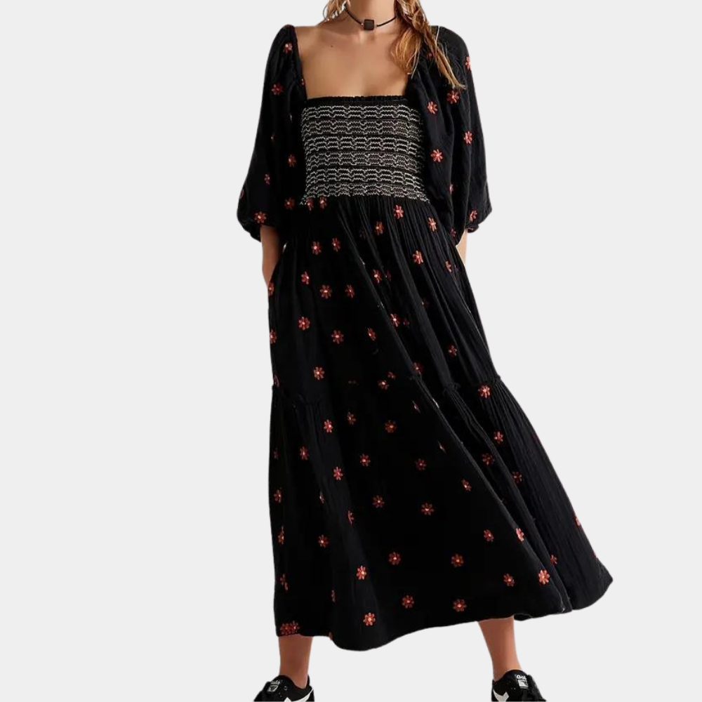 Zwarte maxi-jurk met bloemenprint, vierkante halslijn en pofmouwen. Perfect voor casual en boho-stijl outfits. Comfortabele en modieuze dameskleding.