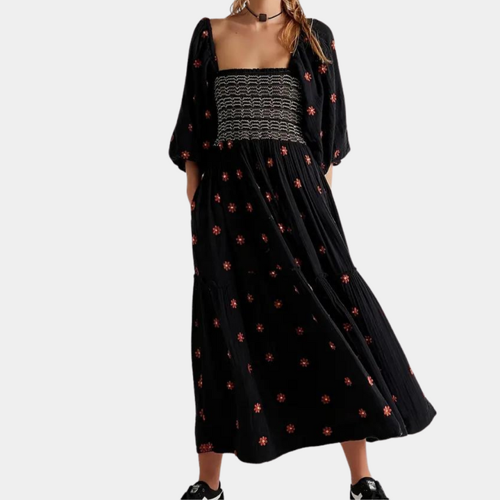 Zwarte maxi-jurk met bloemenprint, vierkante halslijn en pofmouwen. Perfect voor casual en boho-stijl outfits. Comfortabele en modieuze dameskleding.