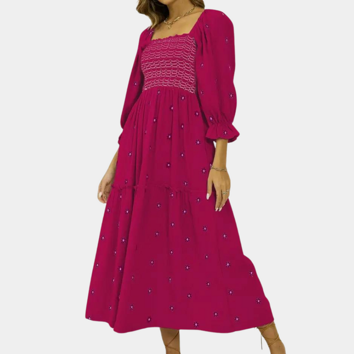 Rode maxi-jurk met pofmouwen en bloemenpatroon, vierkante halslijn, ideaal voor zomer- of avondkleding. Elegante damesmode.