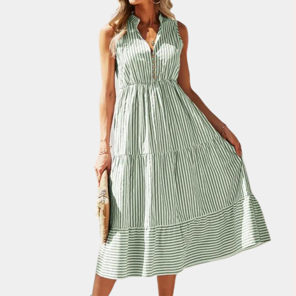 Vrouw in groene gestreepte zomerjurk met knoopsluiting, mouwloos ontwerp, casual stijl. Perfect voor zomerse dagen en stranduitjes.