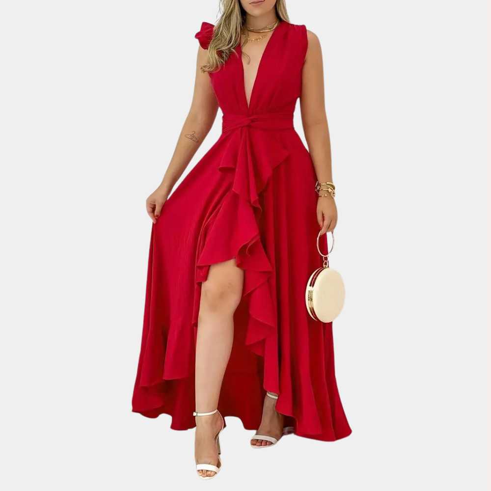 Rode avondjurk met diepe V-hals en ruches, gedragen door vrouw met gouden accessoires en ronde clutch. Perfect voor elegante evenementen.