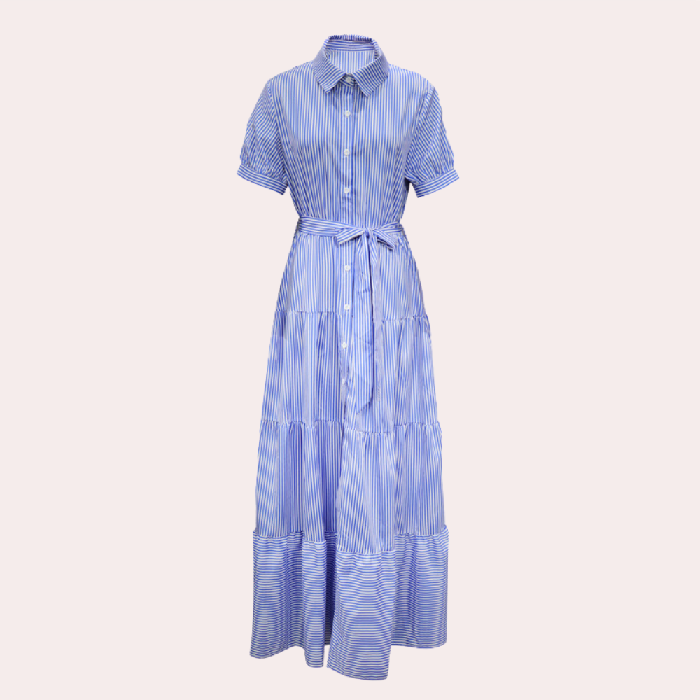 Blauw-wit gestreepte maxi-jurk met korte mouwen, knoopsluiting en strikceintuur. Perfect voor zomerse gelegenheden en casual chic looks.