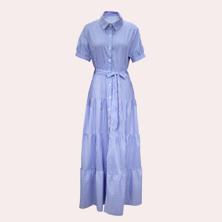 Blauw-wit gestreepte maxi-jurk met korte mouwen, knoopsluiting en strikceintuur. Perfect voor zomerse gelegenheden en casual chic looks.