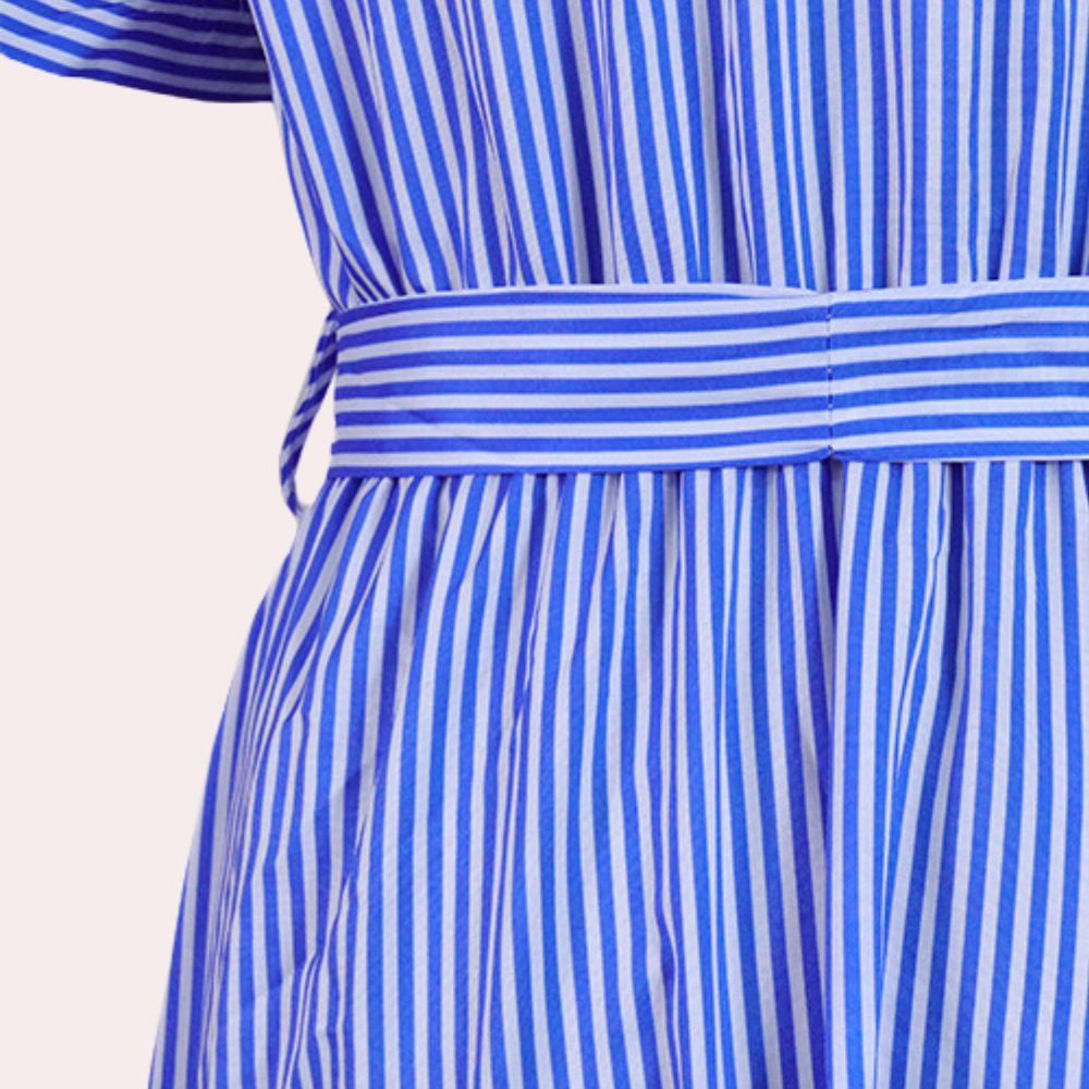 Blauw-wit gestreepte jurk met ceintuur, damesmode, zomerkleding, casual stijl, katoenmix, elegante uitstraling, trendy design.