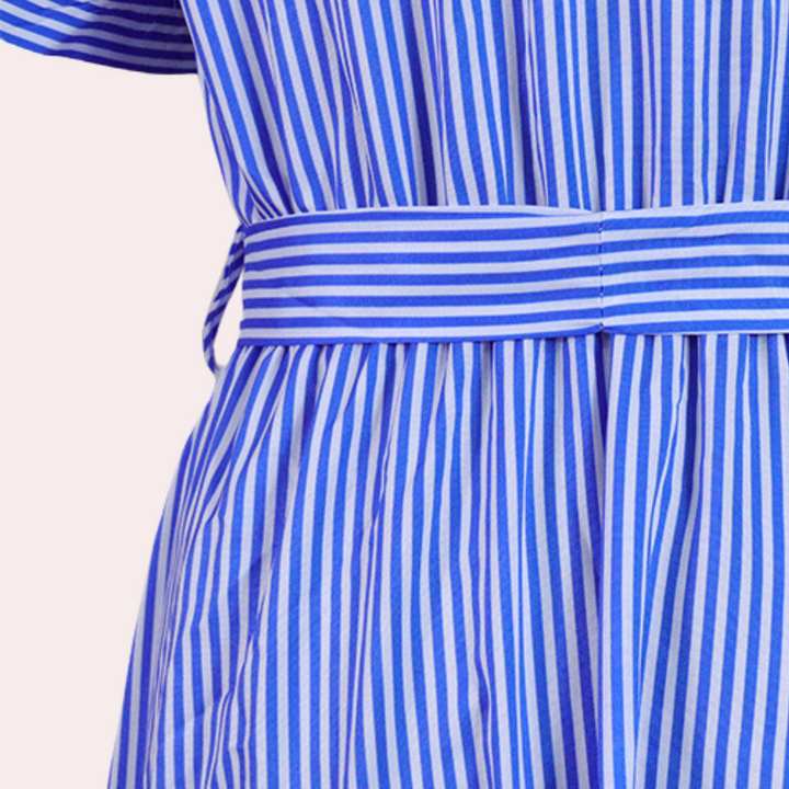 Blauw-wit gestreepte jurk met ceintuur, damesmode, zomerkleding, casual stijl, katoenmix, elegante uitstraling, trendy design.